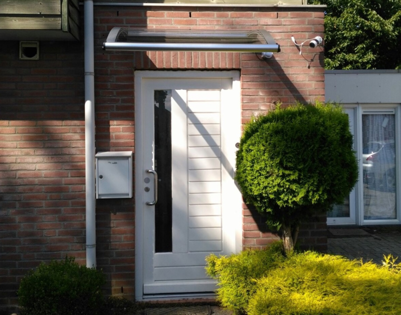 Maak de voorkant van je huis mooier met een deurluifel